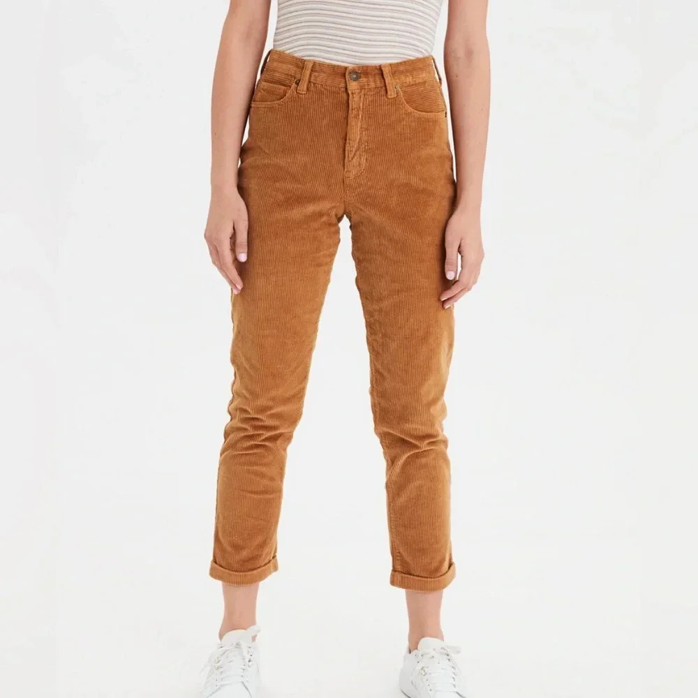 AE CORDUROY MOM JEAN SIZE 10 Regular